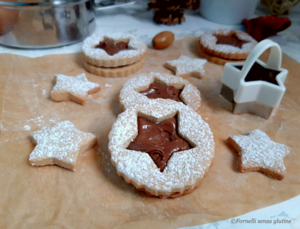 Biscotti-alle-castagne-farciti-con-crema-alle-nocciole.