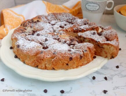 Torta pere e gocce di cioccolato senza glutine e burro